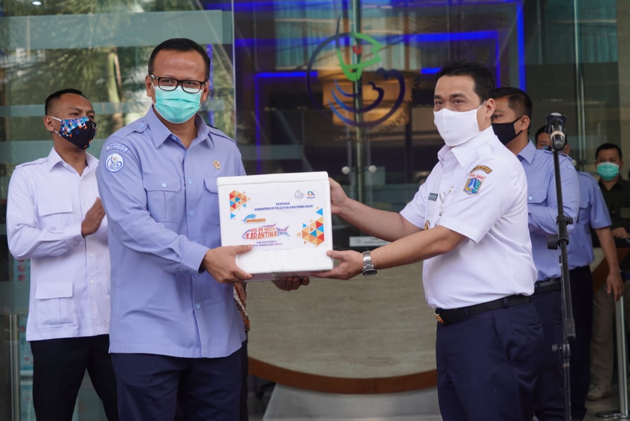 Kementerian Kelautan dan Perikanan (KKP) akan membagikan 15 ribu 'Nasi Ikan' setiap hari selama bulan Ramadan. 