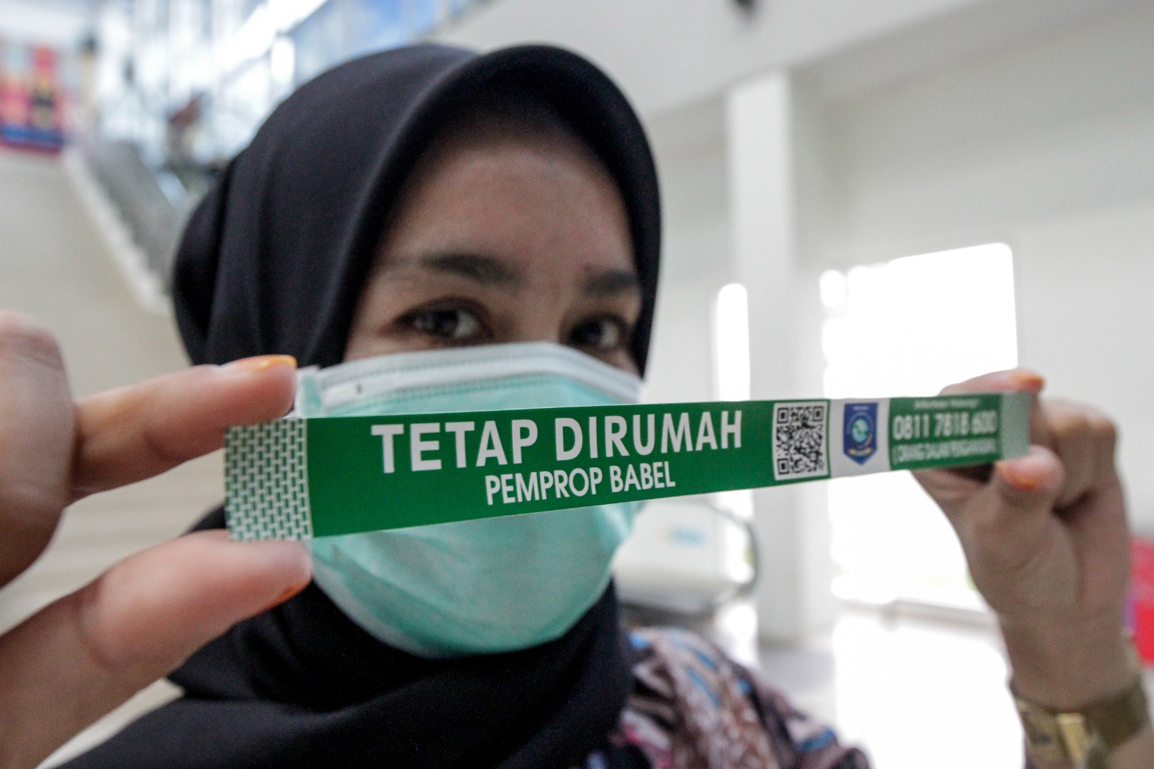 Tenaga medis di Babel menunjukkan gelang khusus untuk ODP