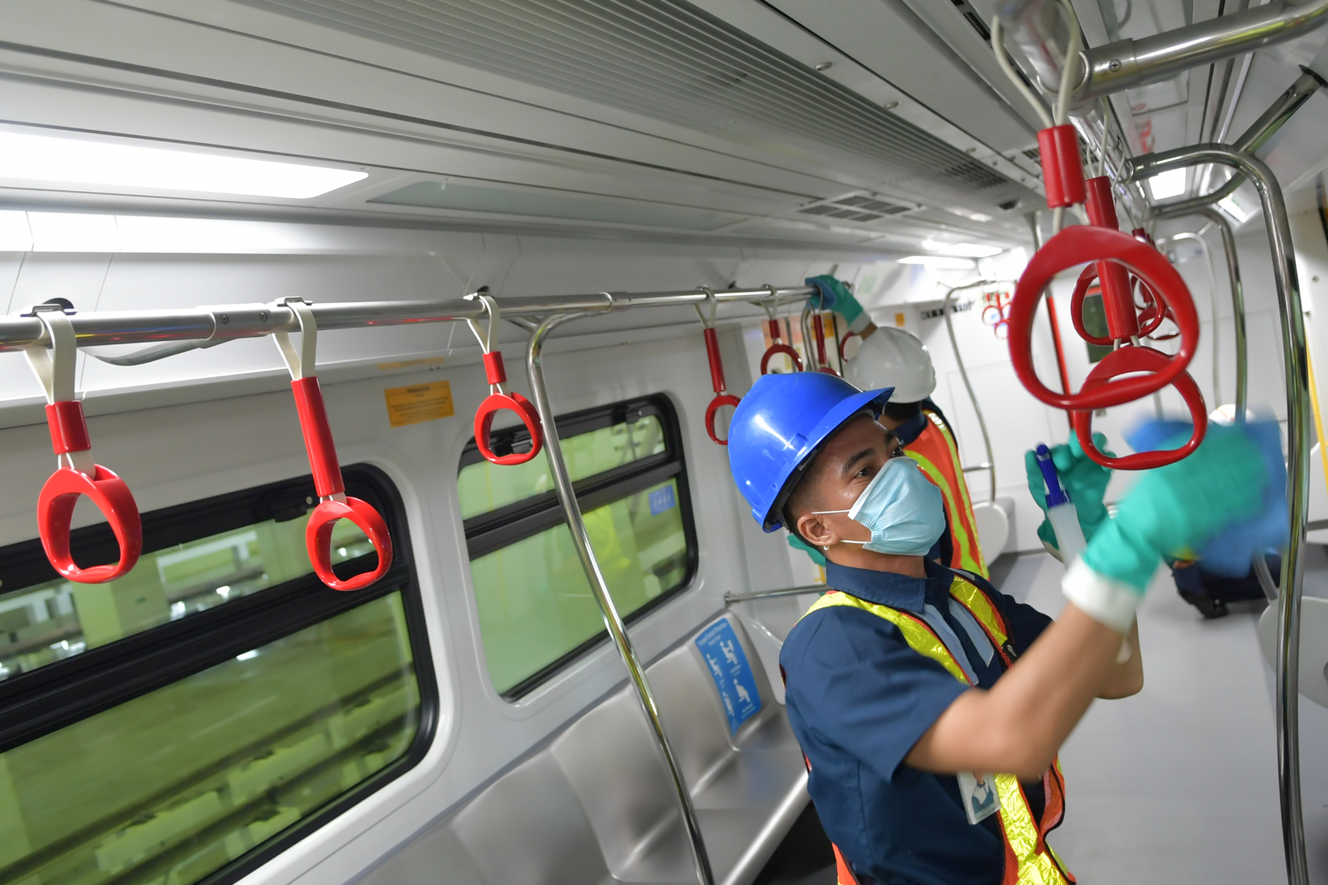 Petugas membersihkan gerbong LRT Jakarta