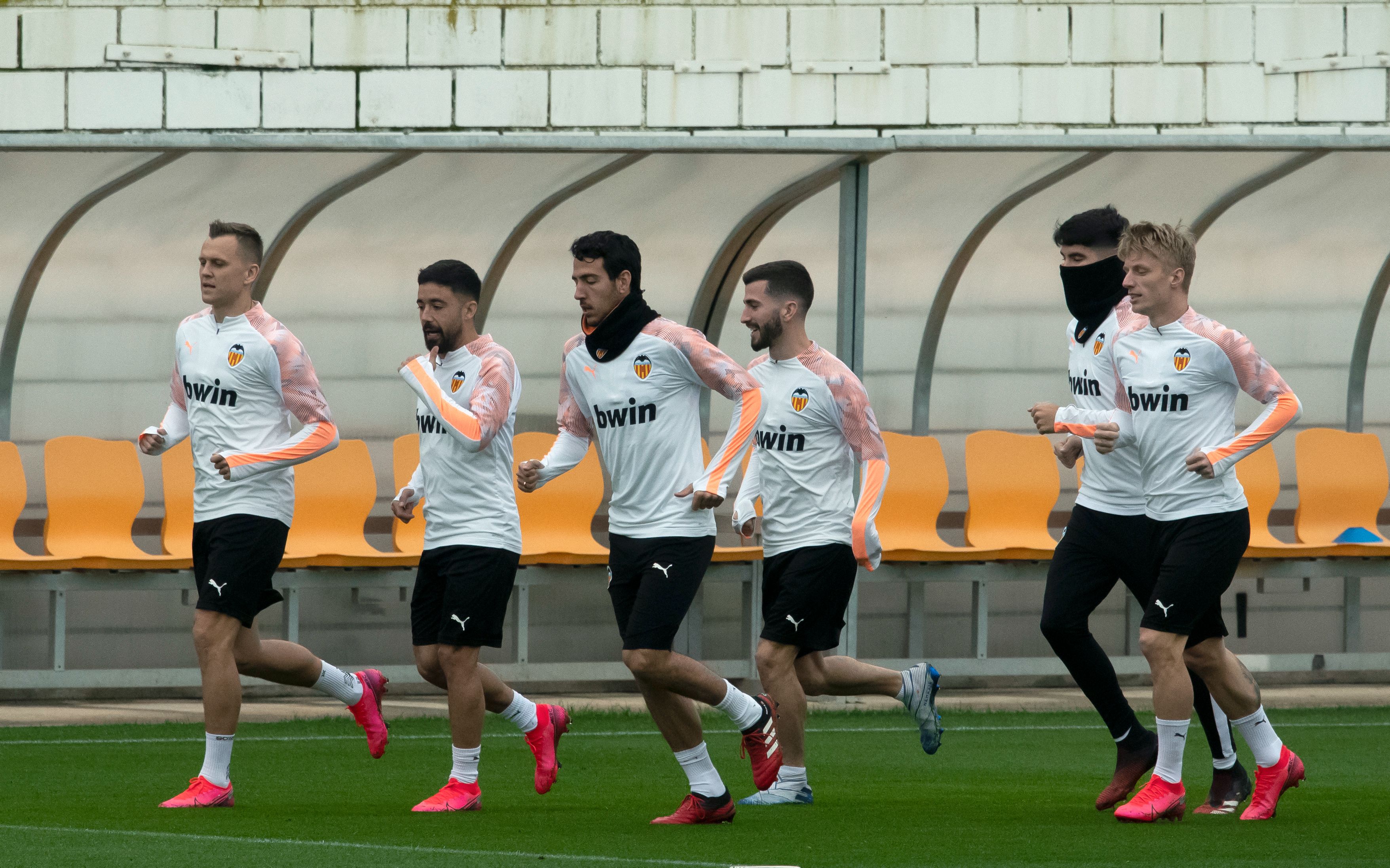 Pemain Valencia akhirnya sepakat untuk mendapat pemotongan gaji.