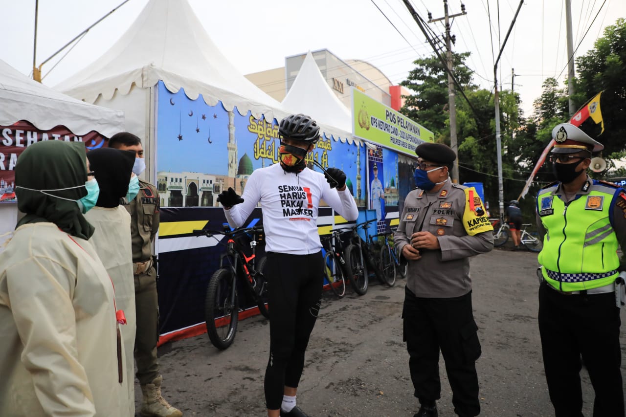 Gubernur Jawa Tengah Ganjar Pranowo (tengah) saat meninjau pelaksanaan aturan PKM di Kota Semarang.