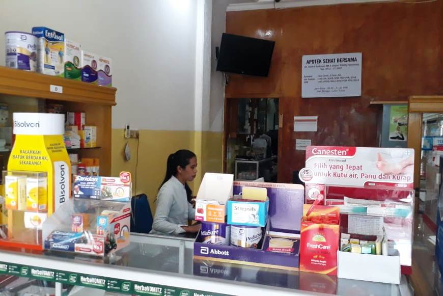 Selama PSBB di Sumbar, apotek boleh buka. 