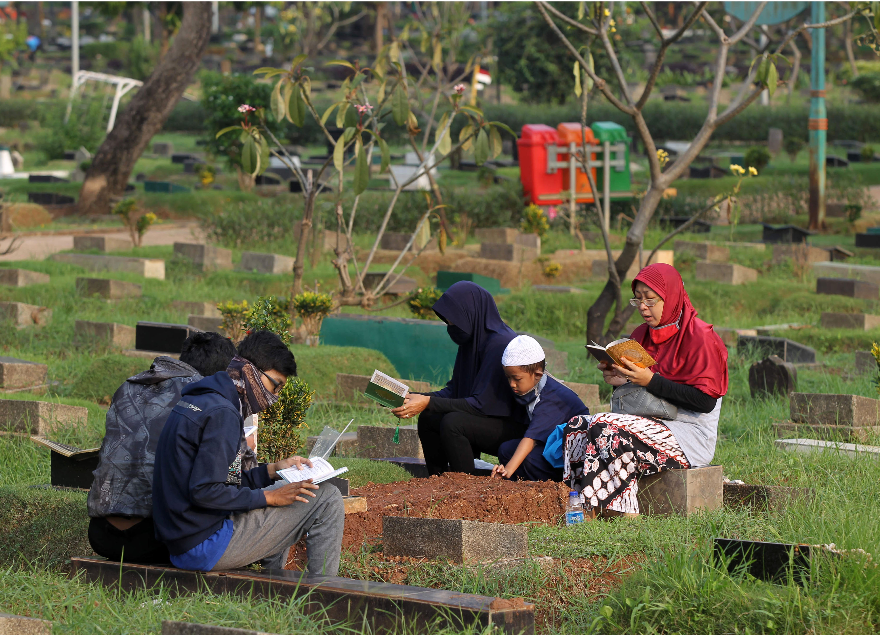 Warga melakukan ziarah kubur jelang bulan Ramadan 1441 di Tempat Pemakaman Umum (TPU) Karet Bivak, Jakarta, Minggu (19/4).