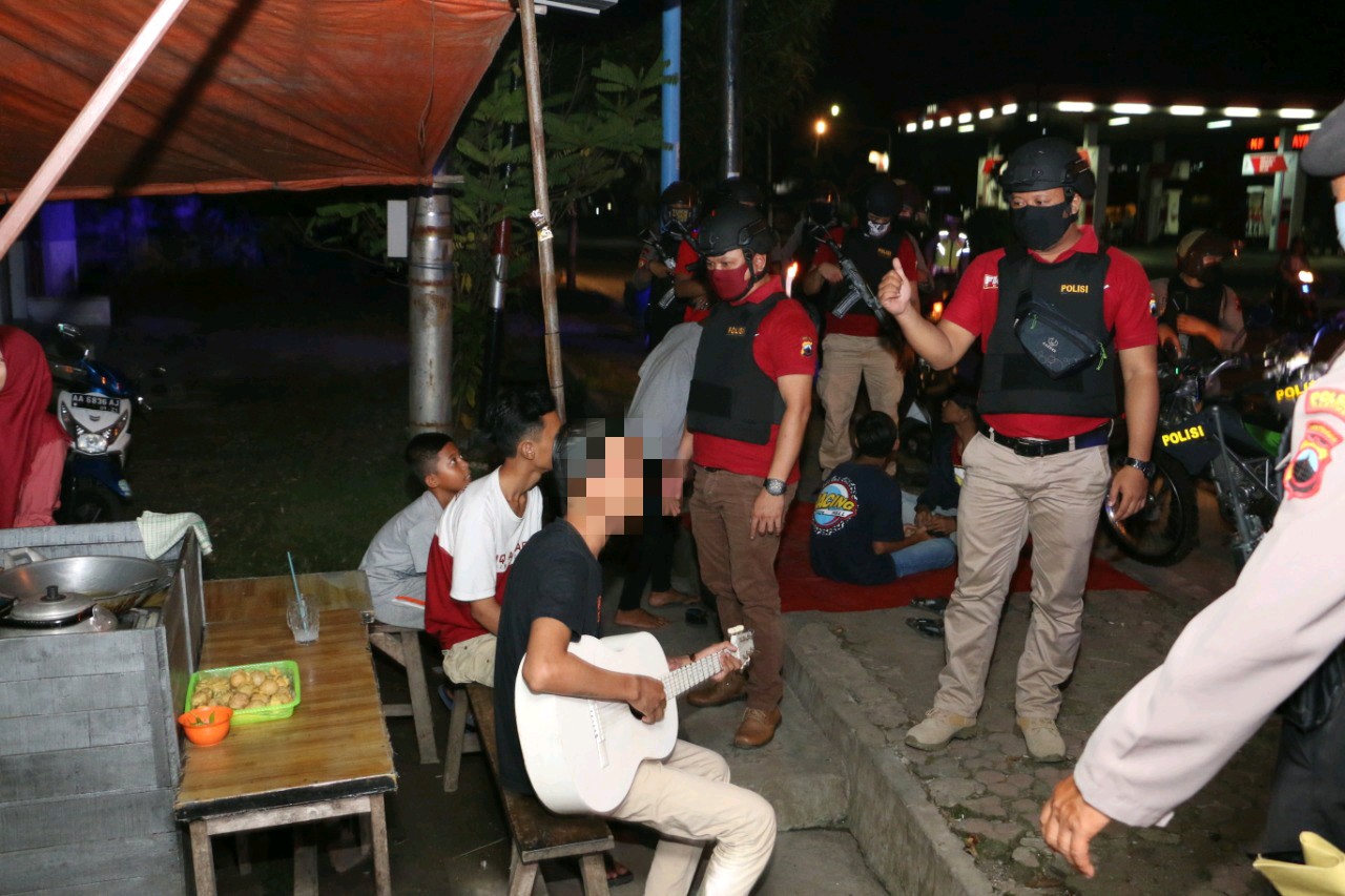 Aparat Polres Kebumen membubarkan pemuda dan remaja nongkrong