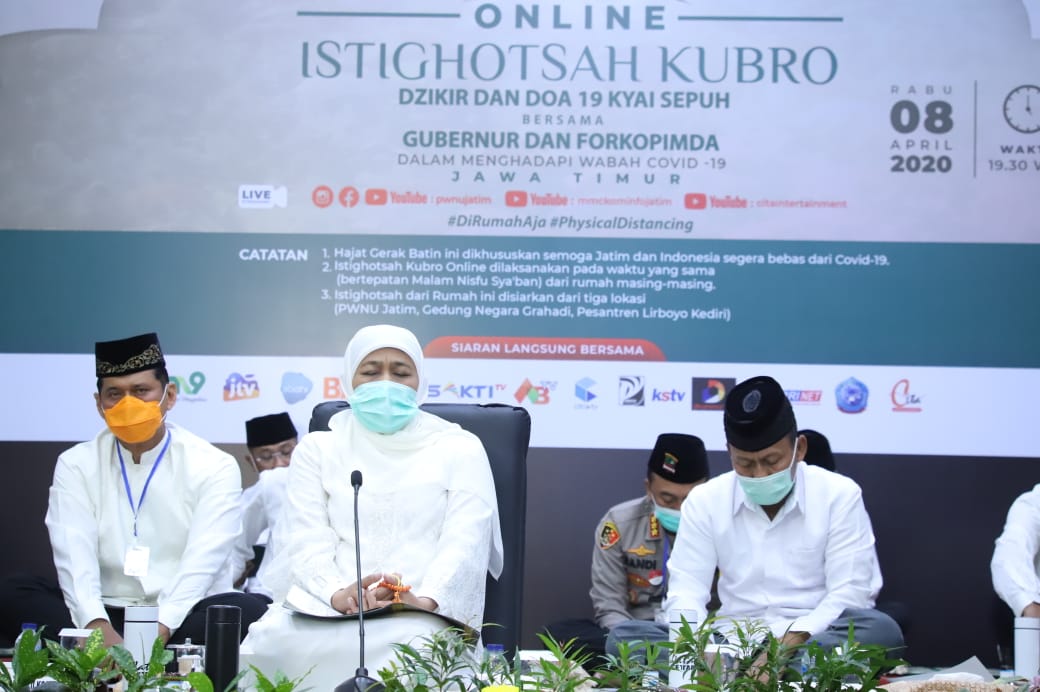 Gubernur Jatim Khofifah Indar Parawansa saat melakukan istigosah secara daring.