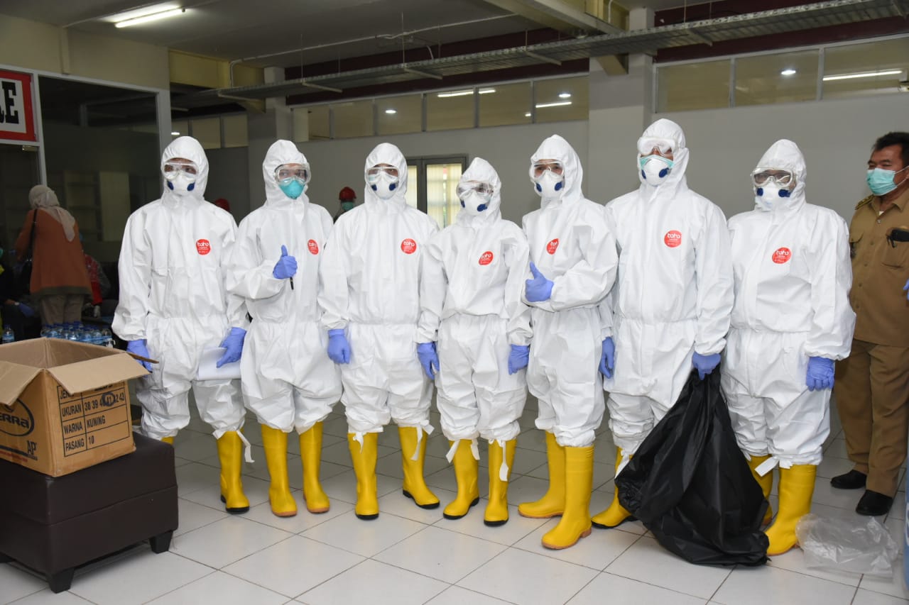 Tenaga medis yang menangani pasien covid-19