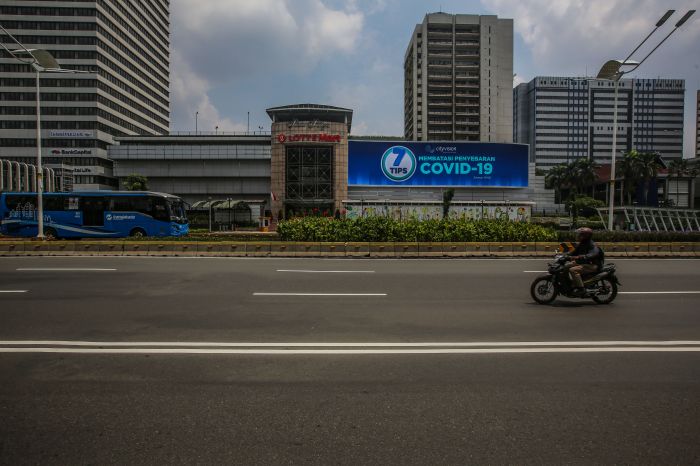 Suasana lengang di Jalan Sudirman, Jakarta.