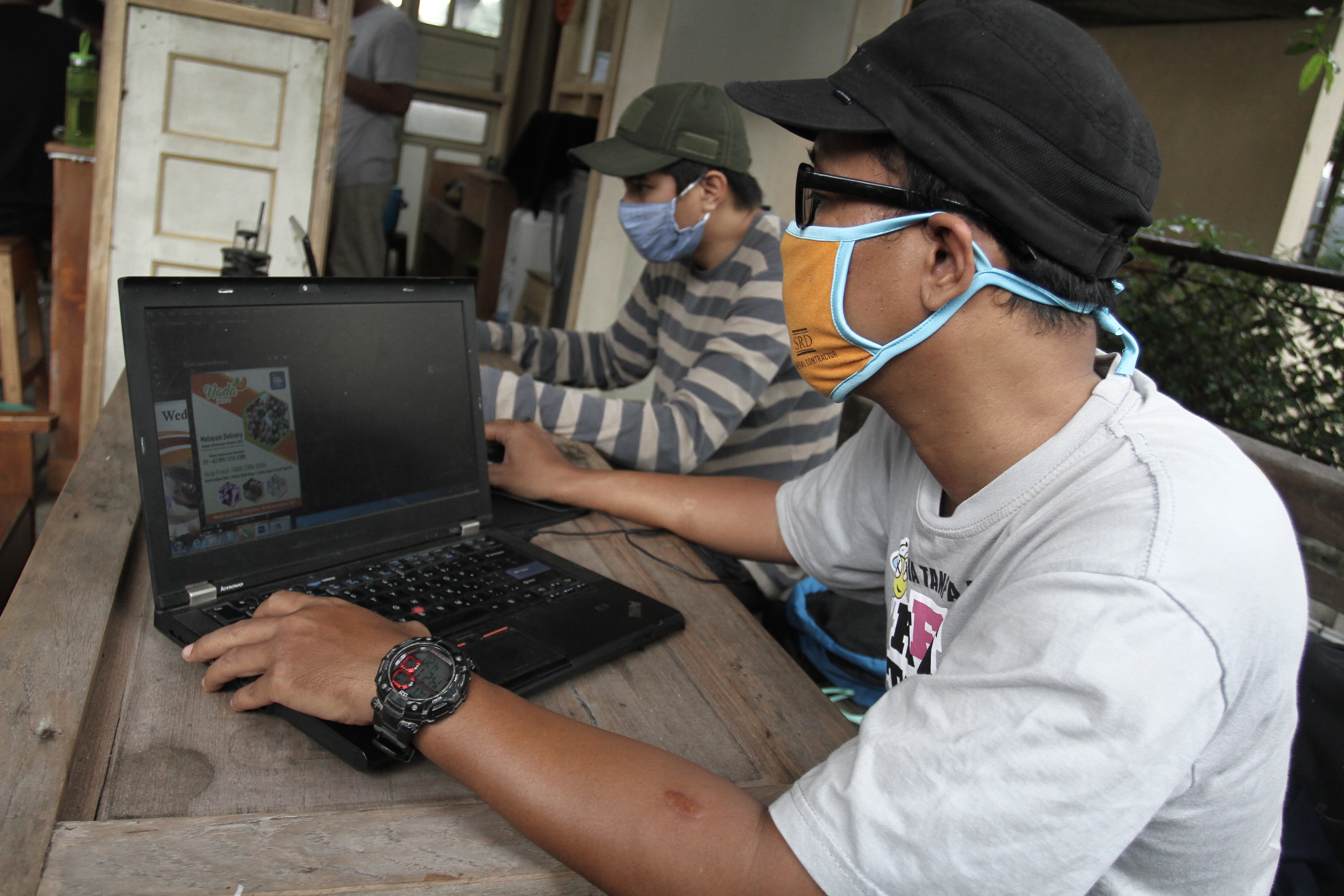 Designer dari komunitas designer Rencang Rancang membuat design promosi di Panembahan, Kraton.