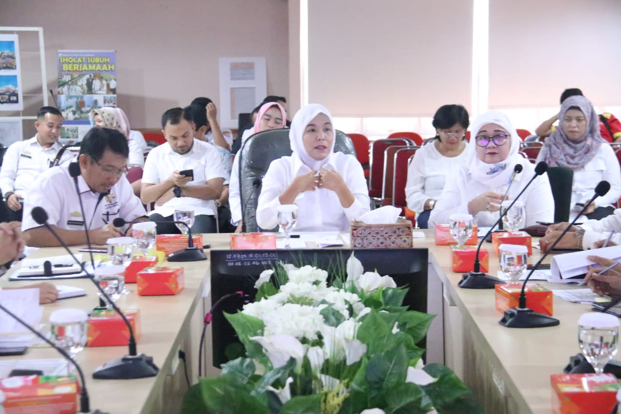 Wakil Walikota Palembang Fitrianti Agustinda memimpin rapat penanganan Covid-19
