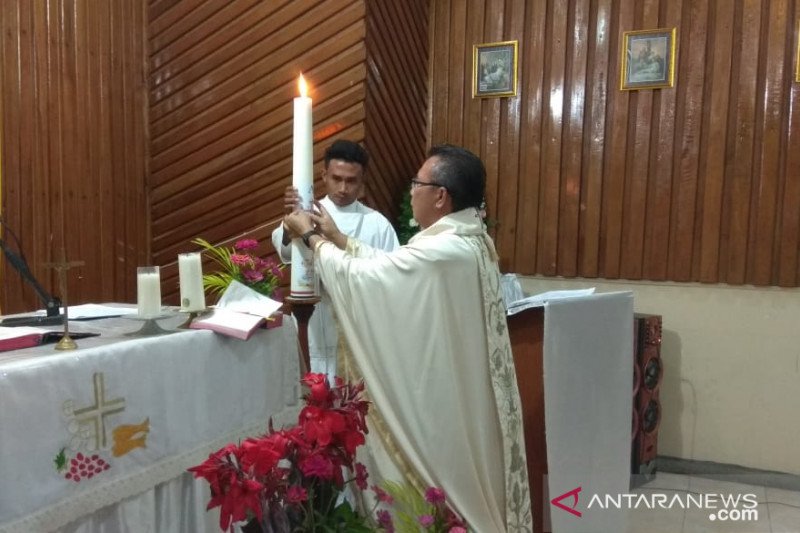 Perayaan misa Malam Paskah di Gereja Katolik Santo Lukas Ratahan Kabupaten Minahasa Tenggara, Sabtu (11/4)