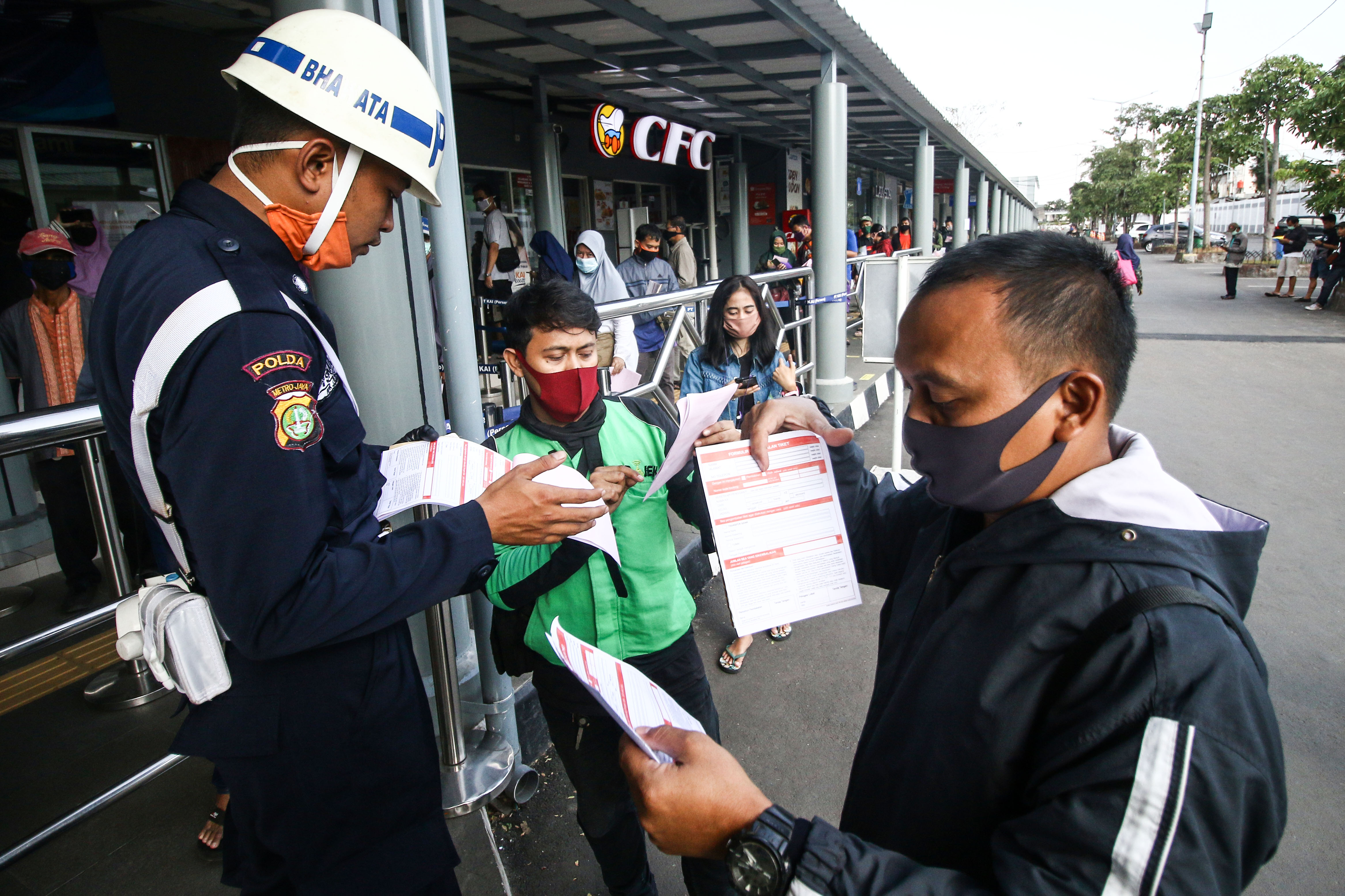 Petugas memberikan informasi tentang pembatalan tiket kereta di Stasiun Pasar Senen, Jakarta.