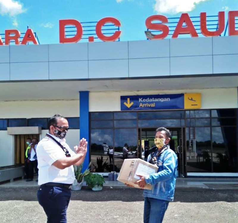 Pilot  Dimonim Air, Kapten Vicoas Amalo membagikan ribuan masker untuk warga di Pulau Rote, NTT, Senin (20/4/2020).