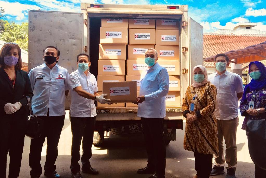 Sinar Mas Land melalui PT Bumi Serpong Damai Tbk menyerahkan bantuan 100 APD kepada Bupati Tangerang A Zaki Iskandar, Kamis (2/4).