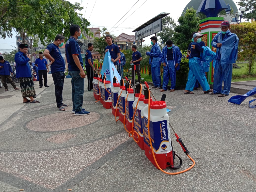 Sejumlah relawan Partai NasDem Sampang, Jawa Timur, melakukan penyemprotan disinfektan di tempat-tempat strategis  Senin (6/4/2020))