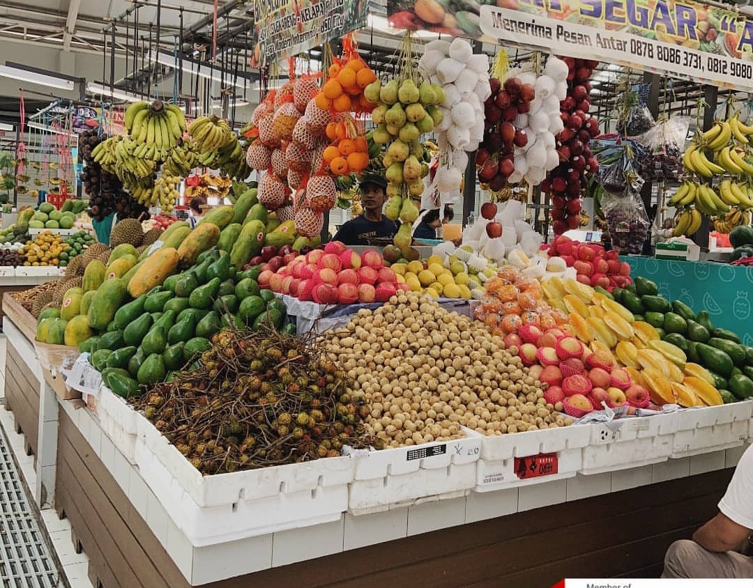 Berbagai pasar kini telah menyediakan layanan daring dan hotline yang dapat membantu masyarakat berbelanja tanpa harus datang langsung.