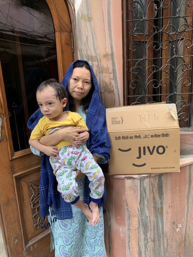 Proses pendistribusian bantuan untuk WNI di pusat karantina.