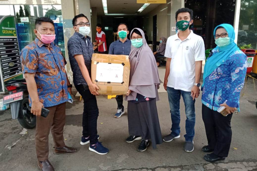 Pemberian bantuan oleh tim anggota DPRD Jabar dari Gerindra, Syahrir.