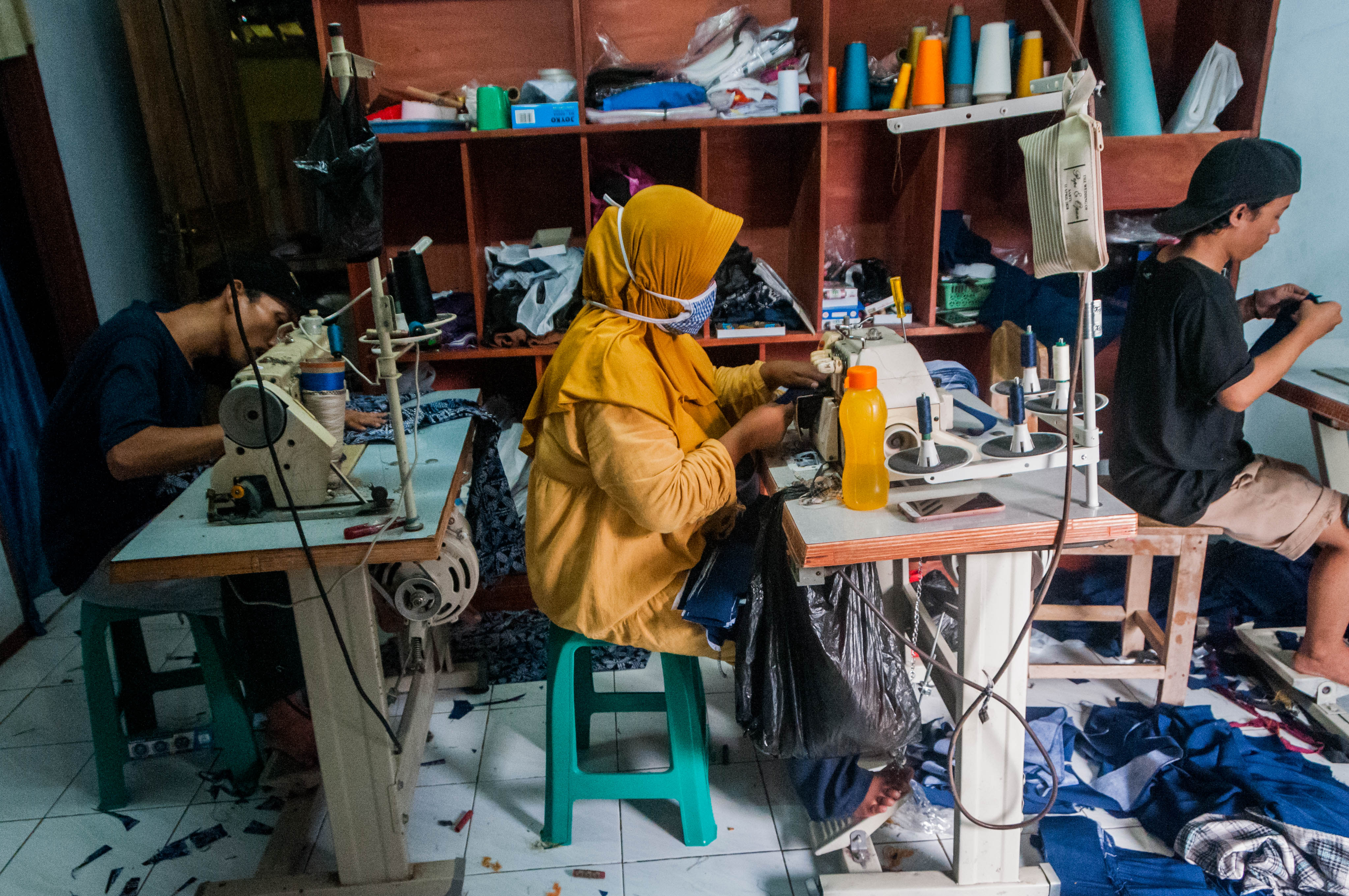 Ilustrasi--ekerja menjahit pakaian di Kampung Malabar, Lebak, Banten.
