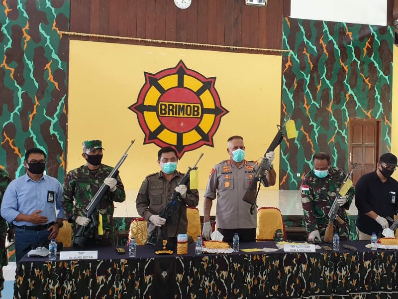 Kapolda Papua Irjen Pol Paulus Waterpauw (empat dari kanan) mengangkat senjata sitaan dari KKB.