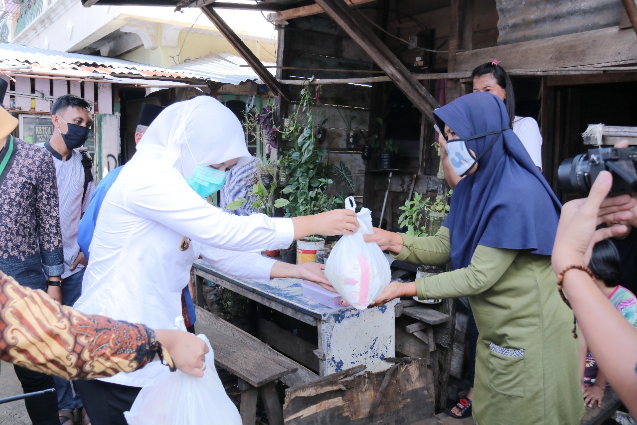 Wakil Wali Kota Palembang Fitrianti Agustinda membagikan sembako kepada warga kurang mampu terdampak covid-19.