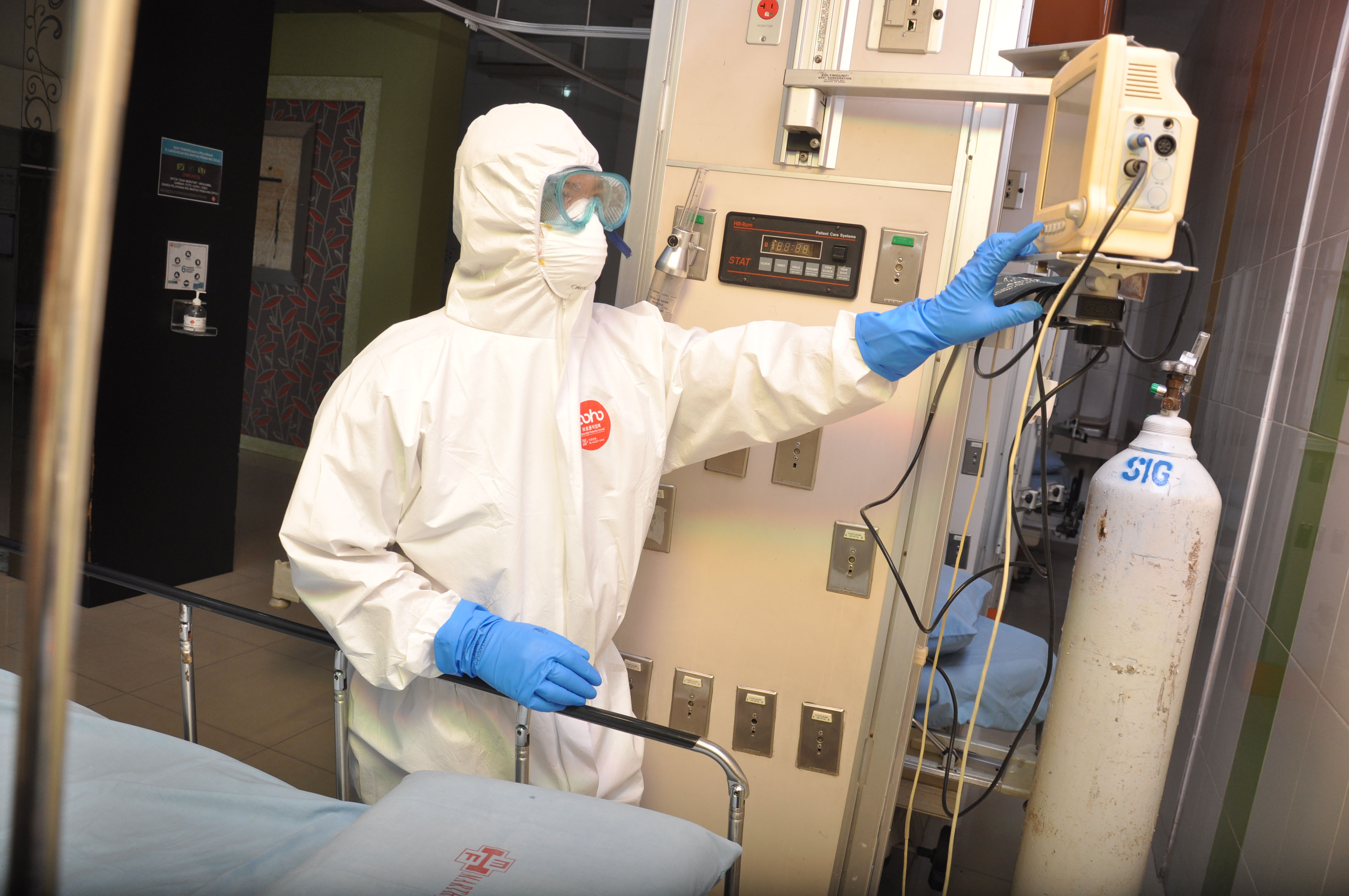 Petugas medis di ruang isolasi Rumah Sakit rujukan khusus pasien COVID-19 Martha Friska 