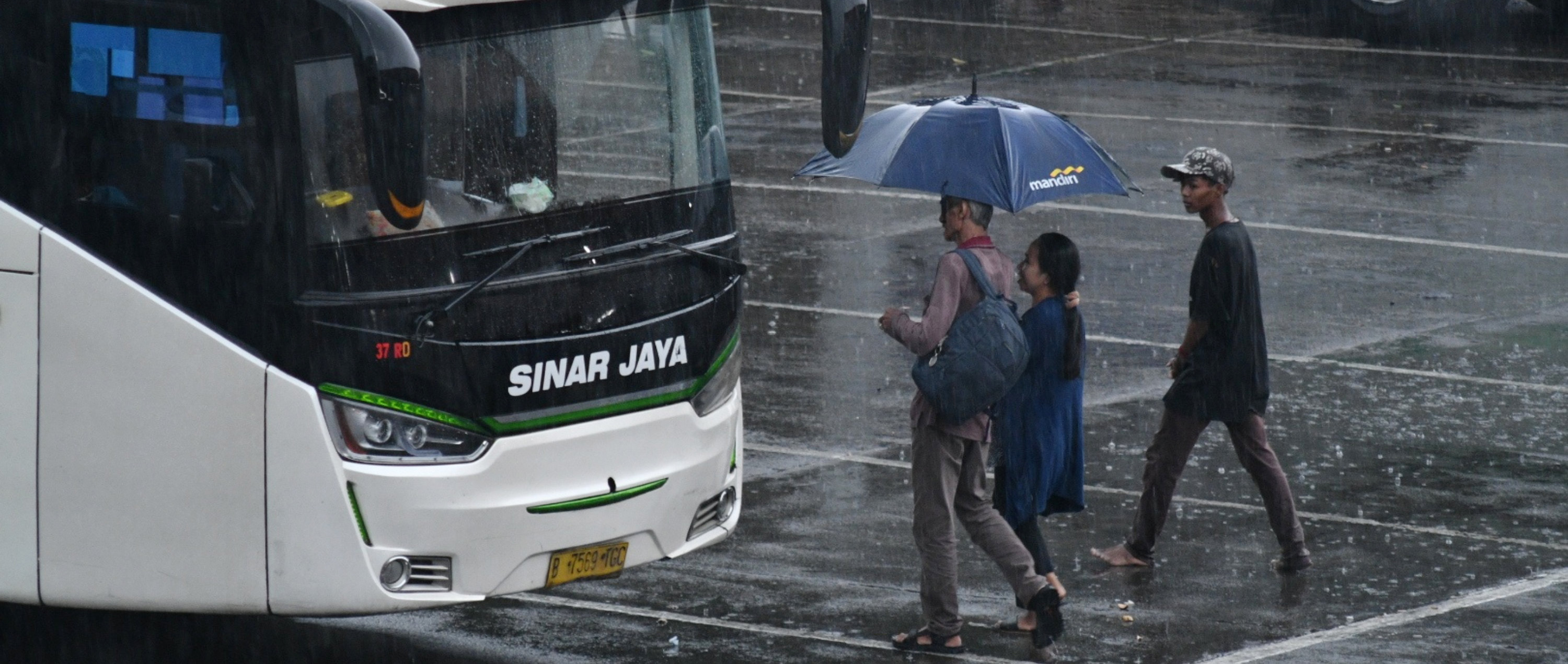 Sejumlah calon penumpang berjalan menuju bus yang telah dipesan sebelumnya di Terminal Kampung Rambutan, Jakarta Timur (31/3)