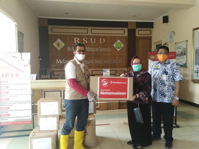  Perwakilan Yayasan Media Group serahkan bantuan