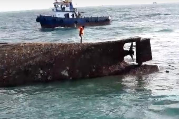 Tanker berbendera Dominika bernam MT Wan Da yang terbalik.