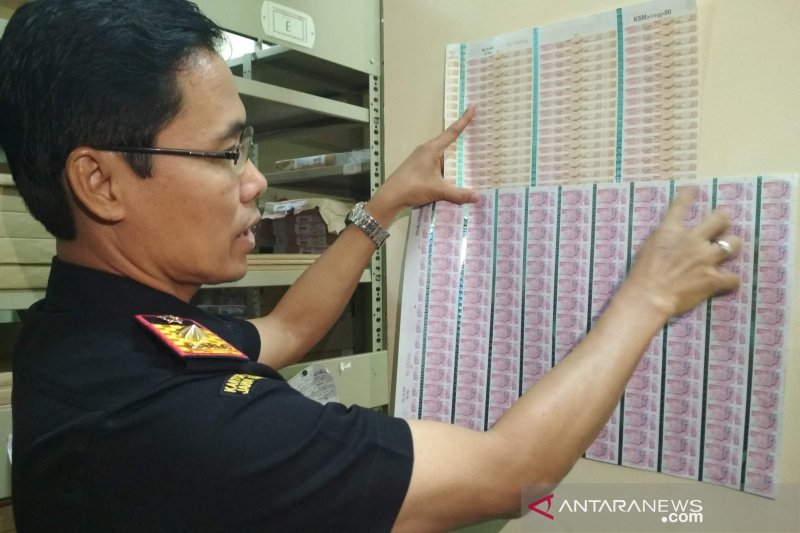 Kepala KPPBC Tipe Madya Kudus Gatot Sugeng Wibowo menunjukkan pita cukai rokok. 