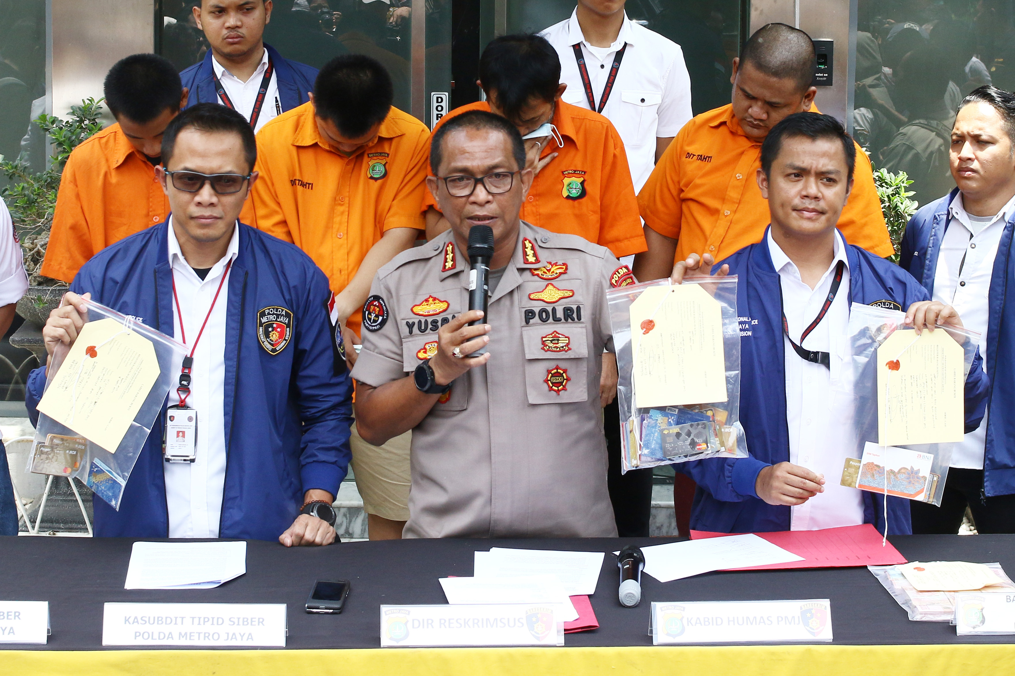 Kabid Humas Polda Metro Jaya Kombes Pol Yusri Yunus (tengah)