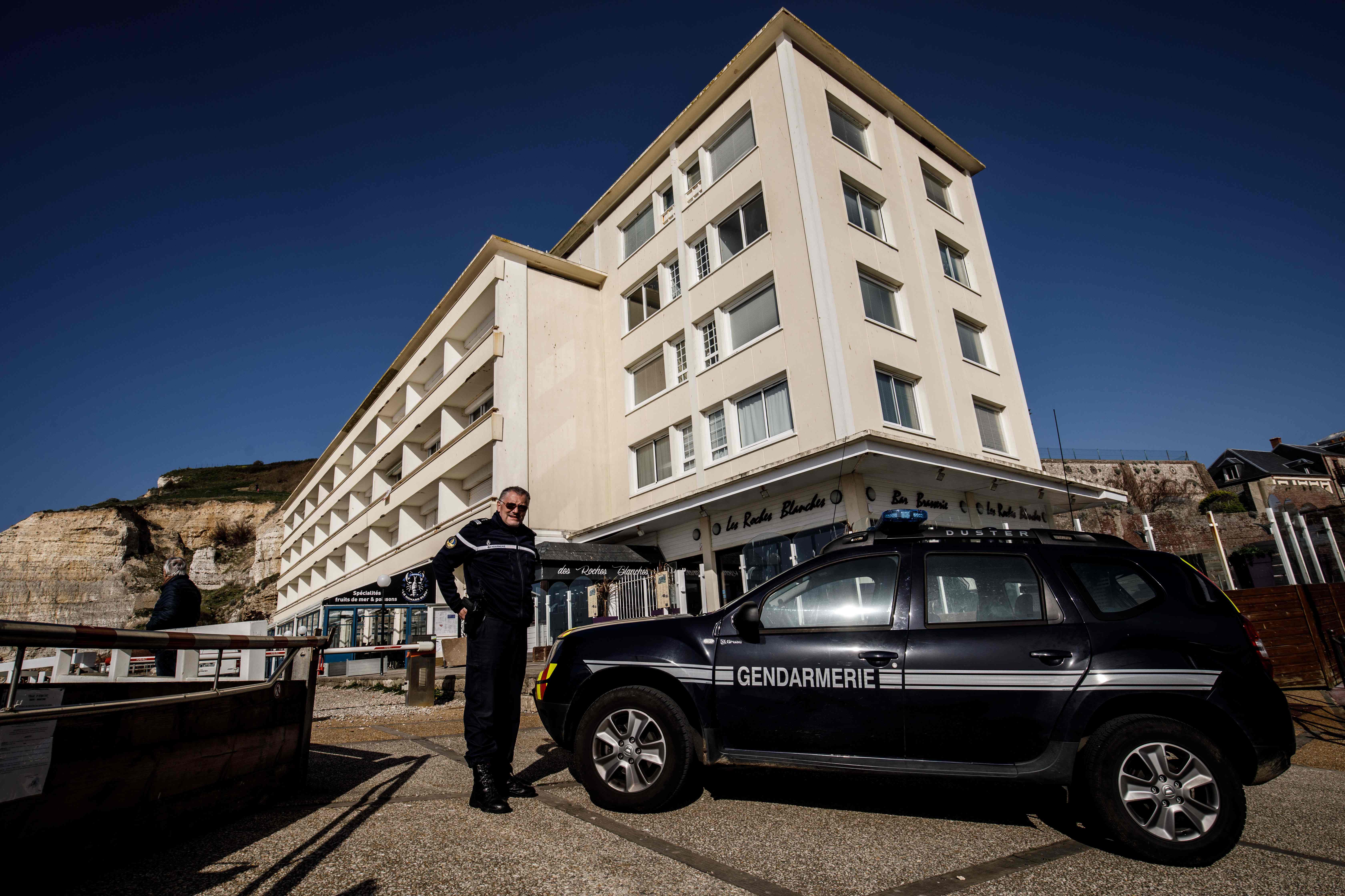 Sebuah patroli gendarme di pantai Etretat, Prancis, Senin (13/4) mencegah penyebaran covid-19 yang telah menewaskan 14.967 orang..