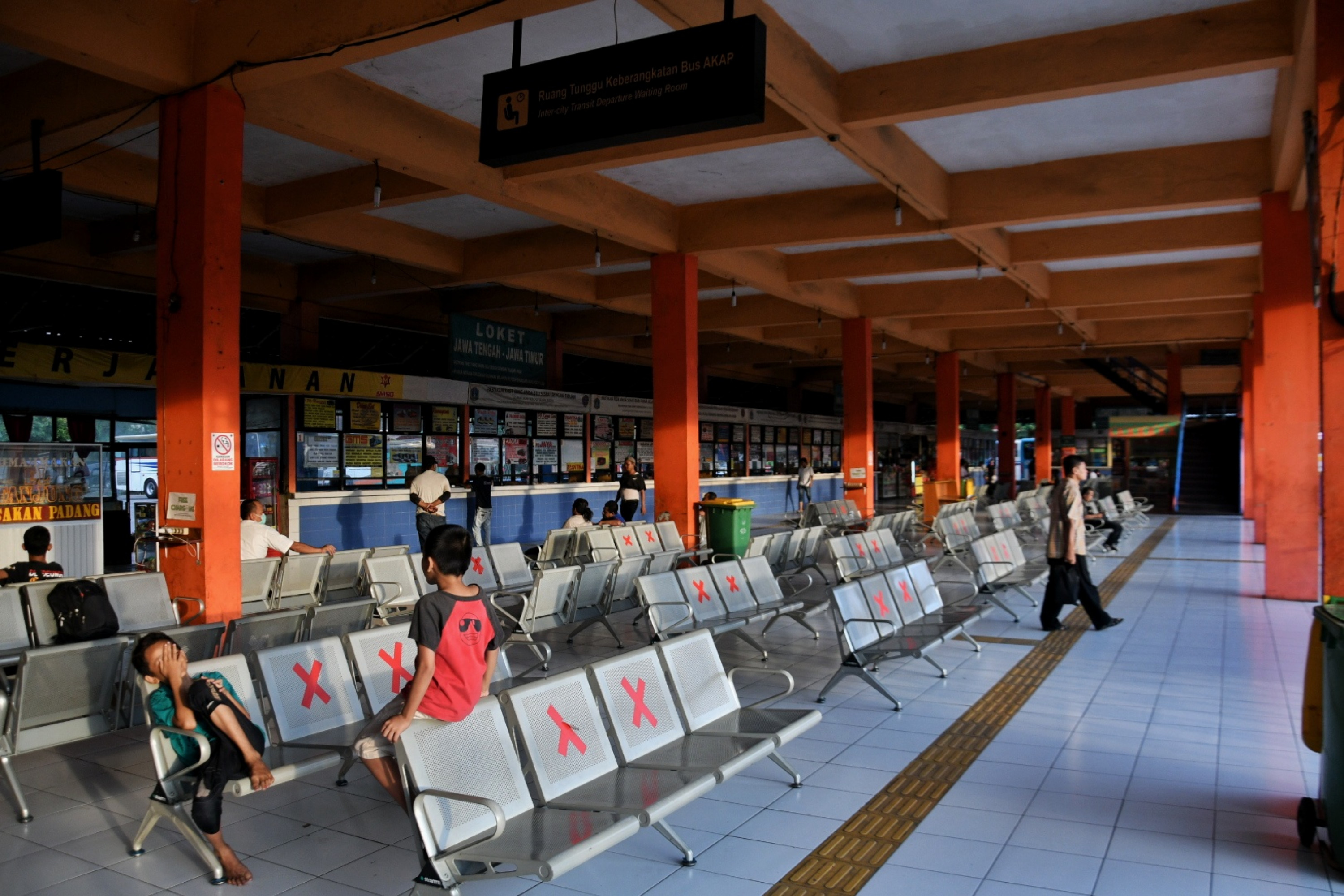 Terminal Kampung Rambutan terlihat sepi. Pemerintah mengimbau warga ibu kota untuk tidak mudik selama pandemi covid-19.