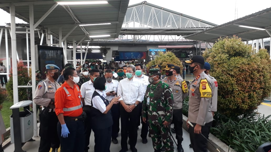 Pangdam III Siliwangi Mayor Jenderal TNI Nugroho Budi Wiryanto bersama Wakil Wali Kota Bogor Dedie A Rachim mengecek check point PSBB.
