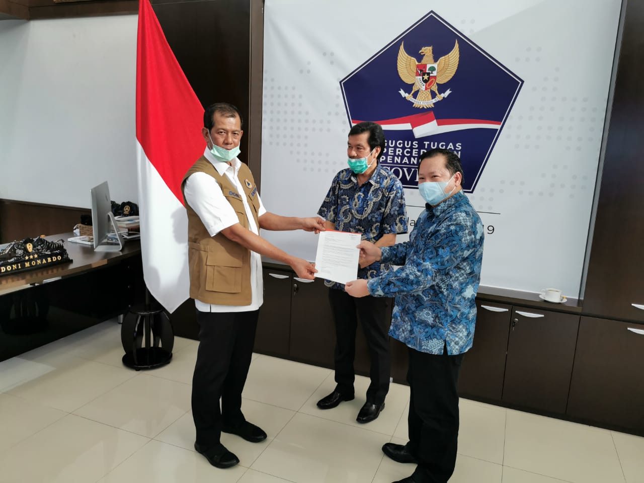 Kepala Gugus Tugas BNPB Doni Monardo (kanan) menerima surat pemberian bantuan dari PT Dexa Medica di Jakarta.