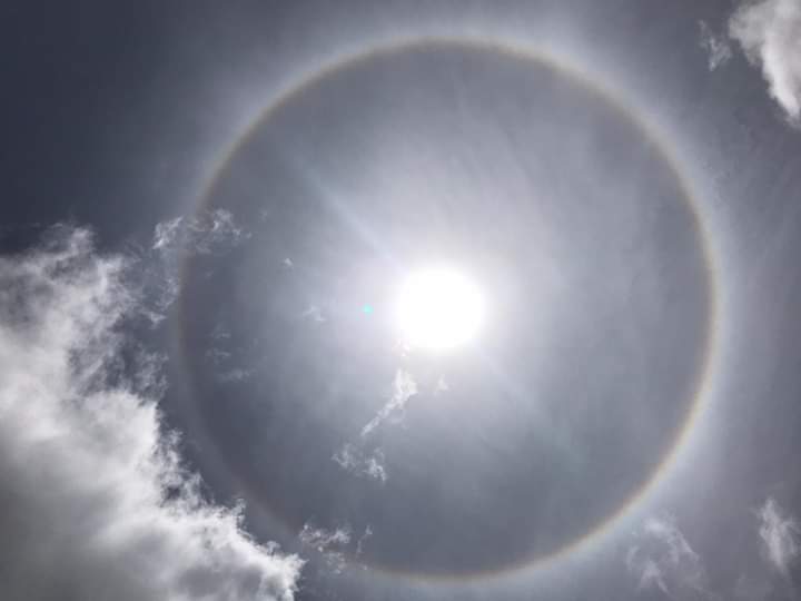 Fenomeda Halo matahari di atas Kota Sorong, Papua Barat.