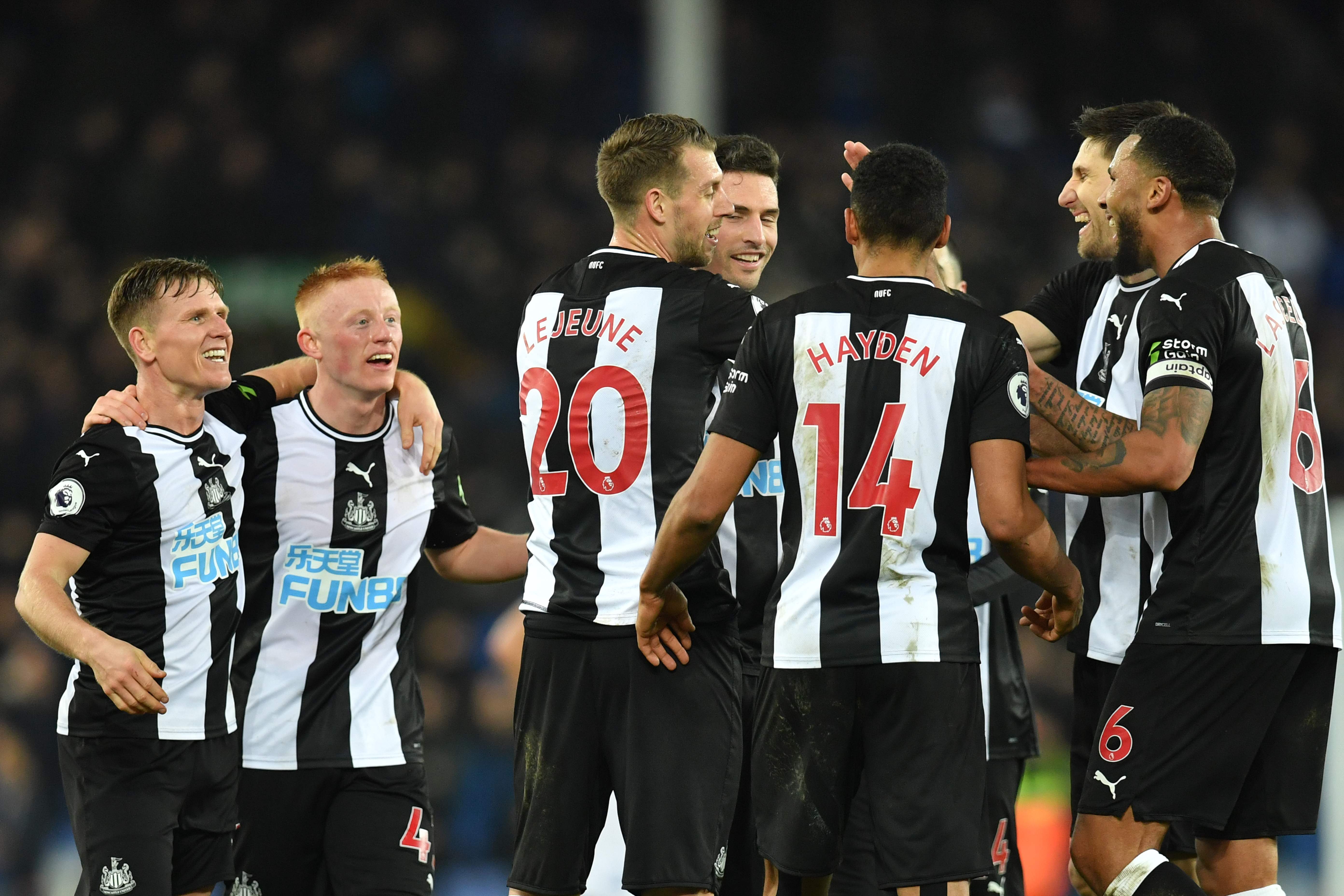 Para pemain Newcastle United melakukan selebrasi.