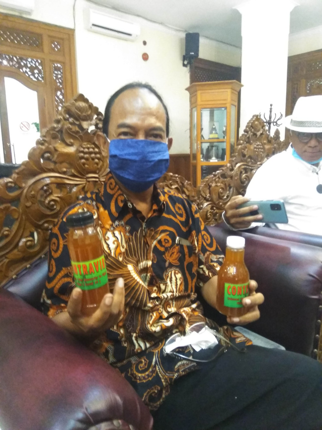 Tri Dewa memperkenalkan minuman sehat untuk penyembuhan pasien korona kepada Walikota Solo FX Hadi Rudyatmo.