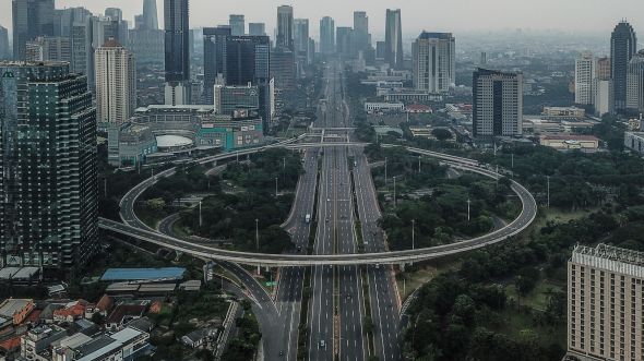 Suasana lengang di Jakarta bersamaan dengan penarapan Pembatasan Sosial Berskala Besar (PSBB) untuk  mencegah penyebaran Covid-19.  