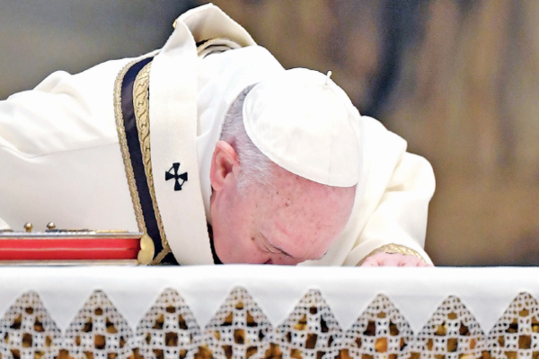 aus Fransiskus mencium altar mengawali Misa Minggu Paskah di Basilika Santo Petrus, Vatikan, kemarin