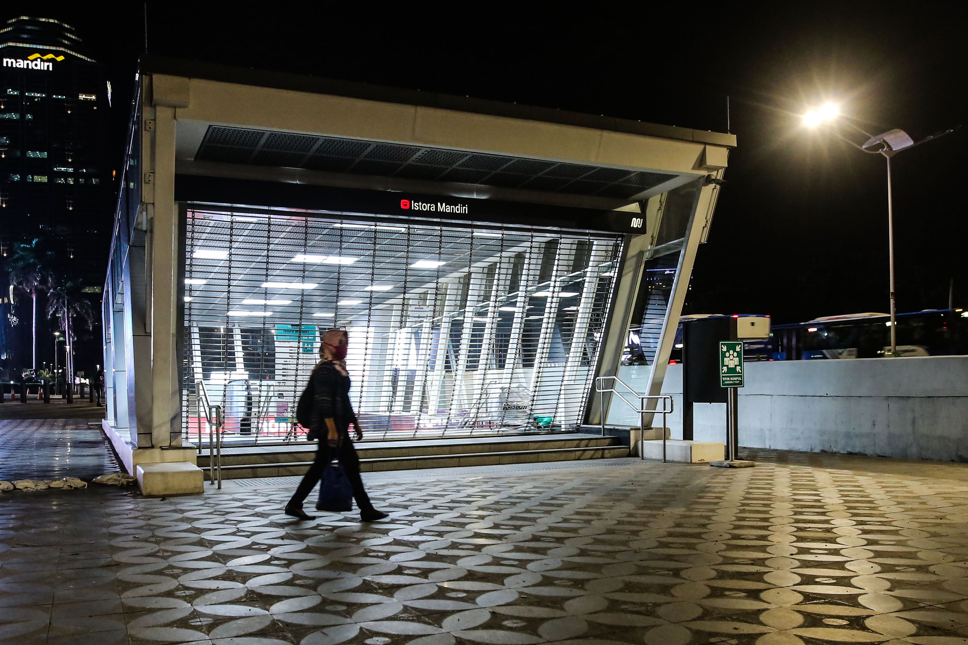 Pintu akses masuk ke stasiun MRT ditutup dalam upaya pencegahan penyebaran covid-19 di kawasan Senayan Jakarta, Selasa (7/4).