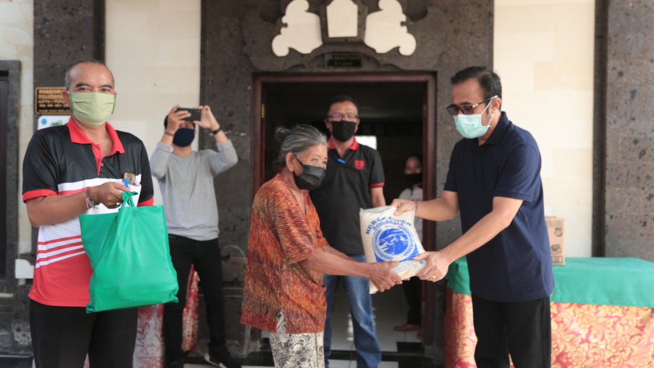 Ilustrasi Pemberian Sembako - Wakil Walikota Denpasar, IGN Jaya Negara tengah menyerahkan  sembako kepada warga yang terdampak Covid-19.
