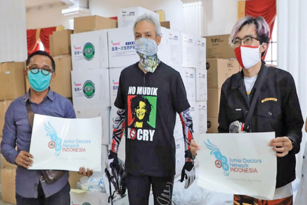 Gubernur Jawa Tengah Ganjar Pranowo dan dokter Tirta Mandira Hudhi (kanan) di Semarang, Jawa Tengah, kemarin.