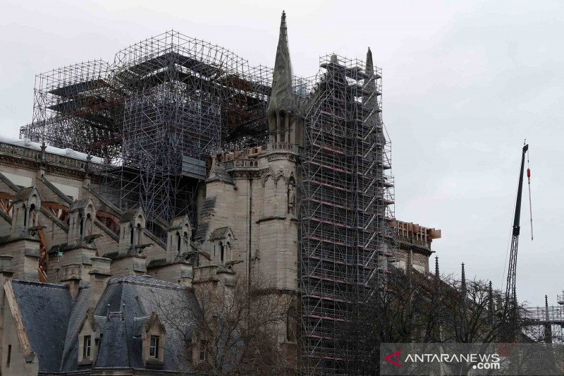 Suasana perbaikan struktur Katedral Notre Dame setelah terbakar 9 bulan lalu yang menyebabkan kerusakan besar di Paris, Prancis.