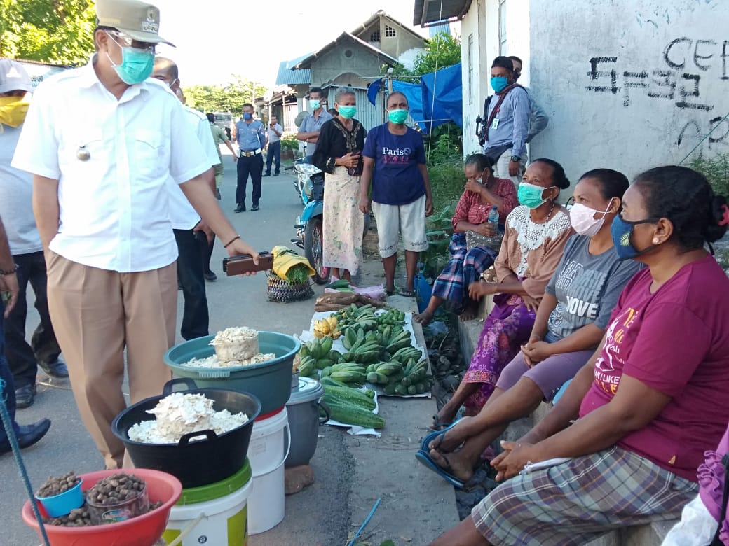 Bupati Lembata, Eliazer Yentji Sunur saat meninjau Pasar Balauring yang kembali dibuka untuk menghidupkan perekonomian.