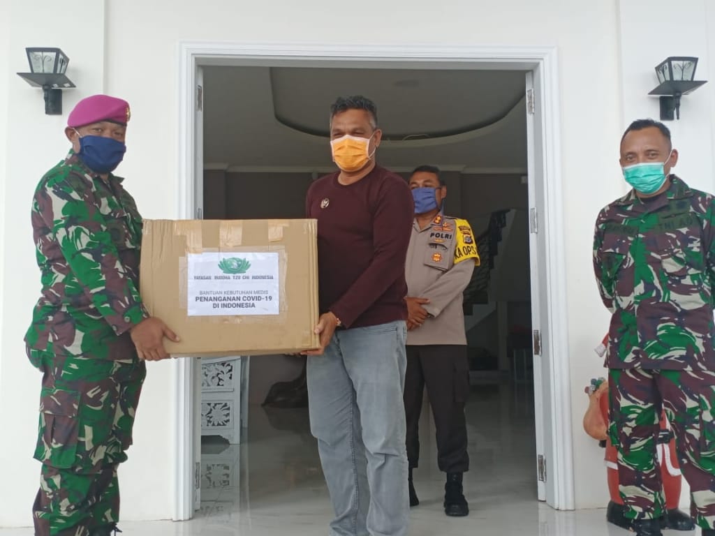 Bantuan diserahkan Danlanal Maumere, Kolonel Marinir (P) Totok A.Cahyanto kepada Bupati Sikka F.Roberto Diogo , Kamis (9/4)