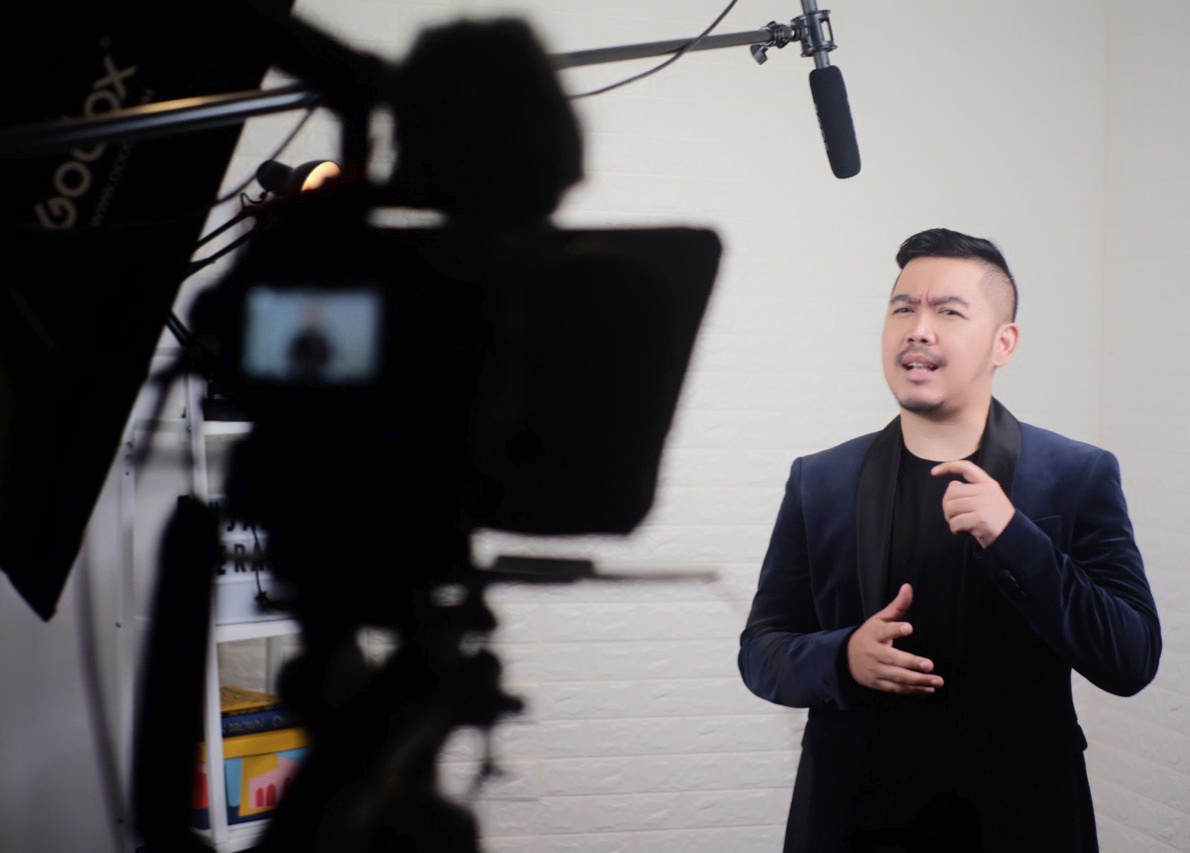 Danar Indra saat memberikan tutorial  startup untuk eduasi UMKM.