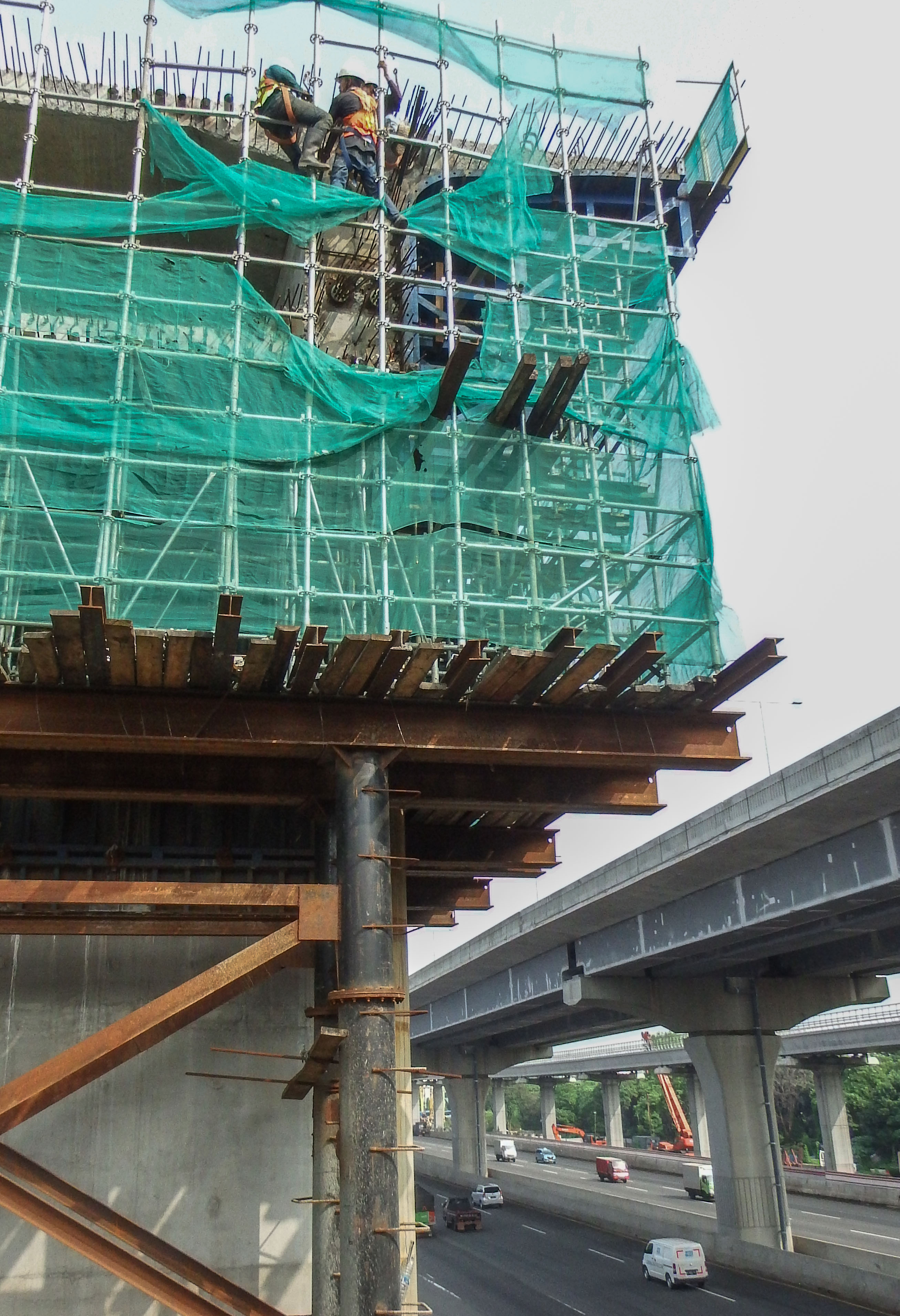 Sejumlah pekerja proyek Kereta Cepat Jakarta Bandung KCJB) mengerjakan proyek konstruksi di Bekasi Timur, Bekasi, Jawa Barat, Rabu (15/4).