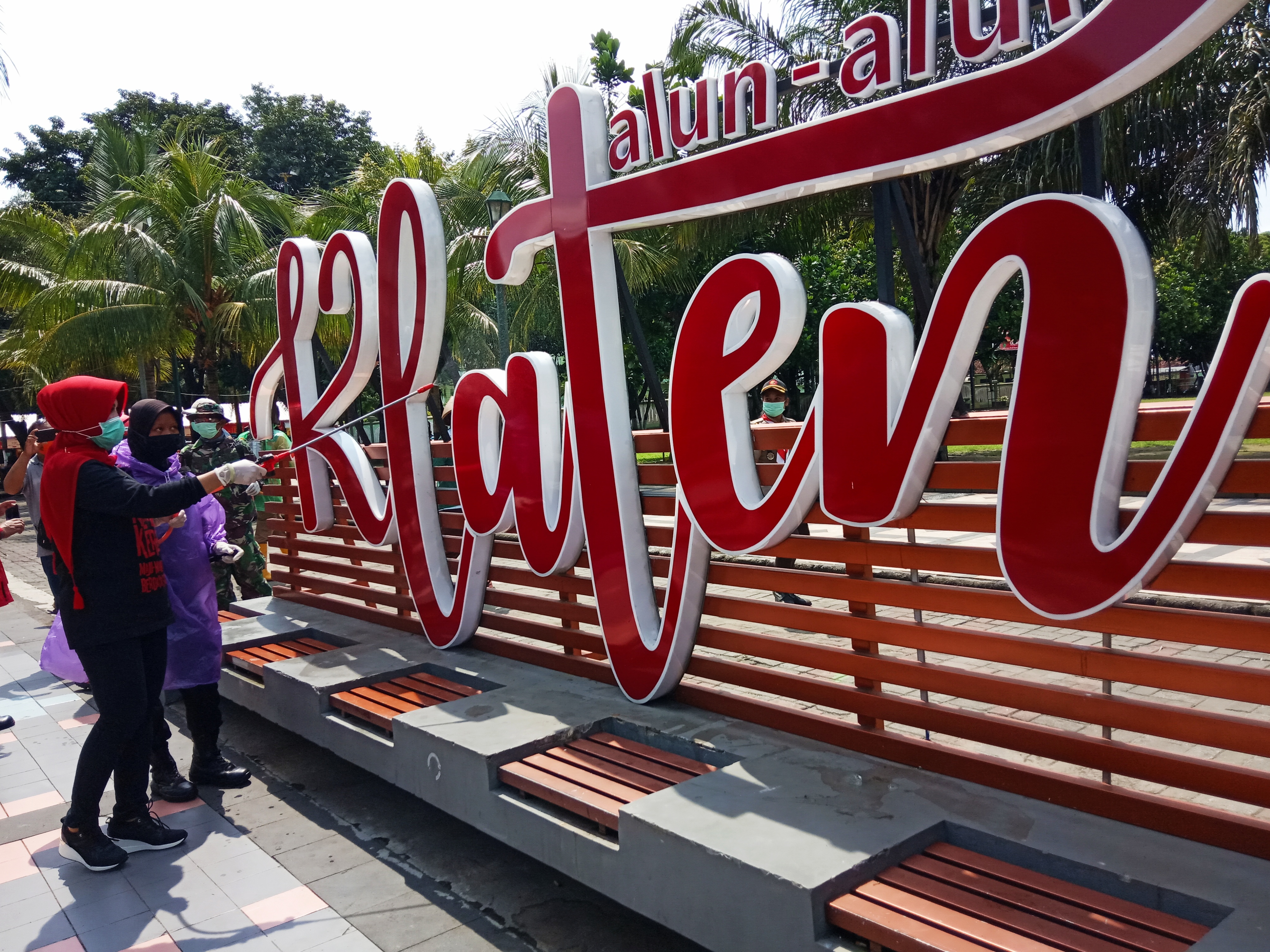 Bupati Klaten Sri Mulyani menyemprot disinfektan di Alun-Alun Klaten, Selasa (31/3/2020).