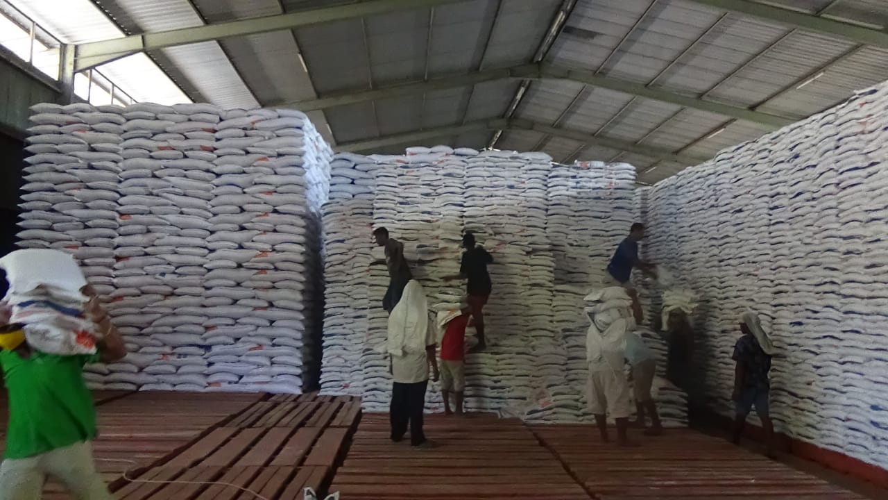 Stok Bulog Larantuka masih sangat memadai untk 4 bulan ke depan.