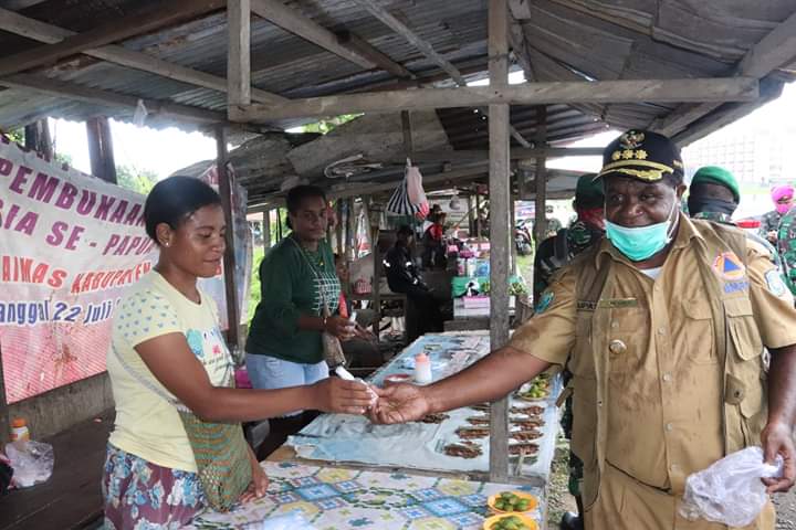 BUPATI Sorong, Johny Kamuru mengunjungi warga terdampak covid-19 di tiga distrik, Rabu (22/4/2020).